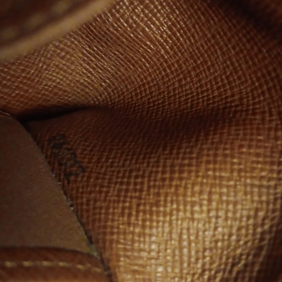 LOUIS VUITTON 4 KEY HOLDER AUTHENTIC - Picture 8 of 11